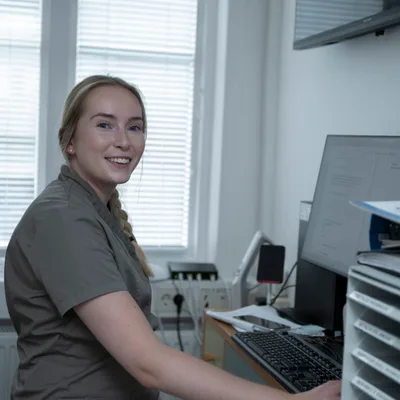 Porträtt av Alva Schiller, Administratör på Gamla Stans Tandklinik